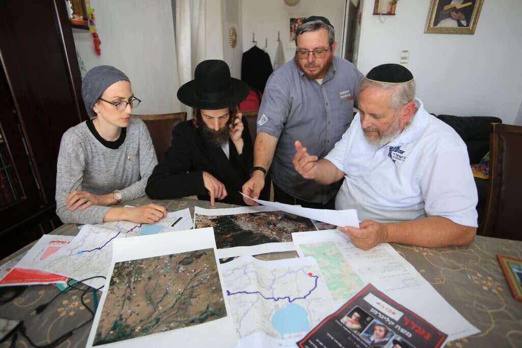 שמואל סקט, מייק בן־יעקב והוריו של מוישי בבית המשפחה. | דוד זר