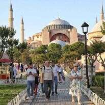 תיירים ליד אתר "איה סופיה" באיסטנבול. | גטי אימג'ס