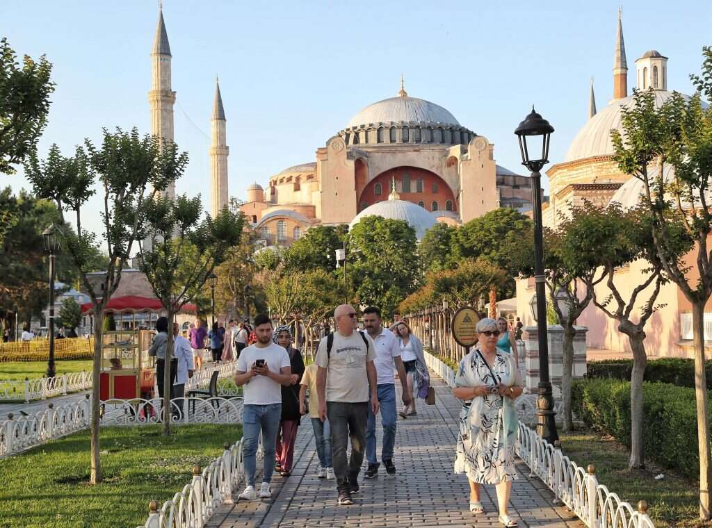 תיירים ליד אתר "איה סופיה" באיסטנבול. | גטי אימג'ס