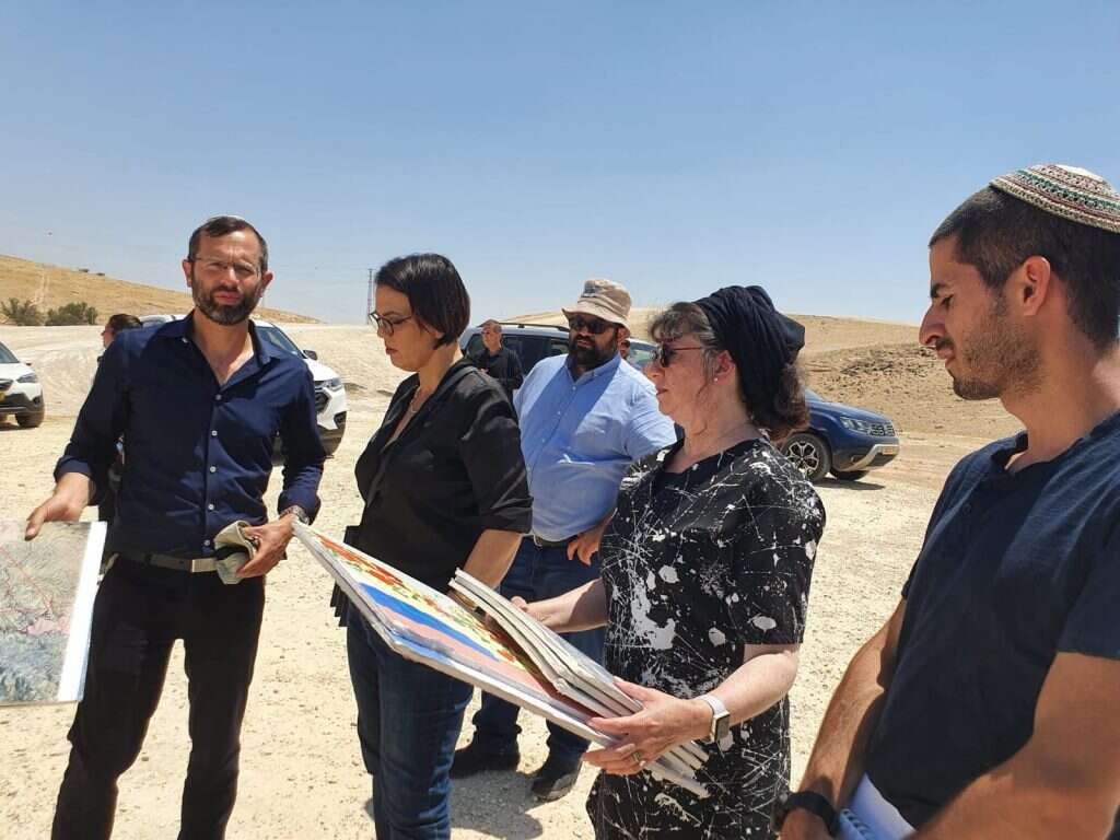 הסיור סמוך לחאן אל-אחמר, היום. | רגבים