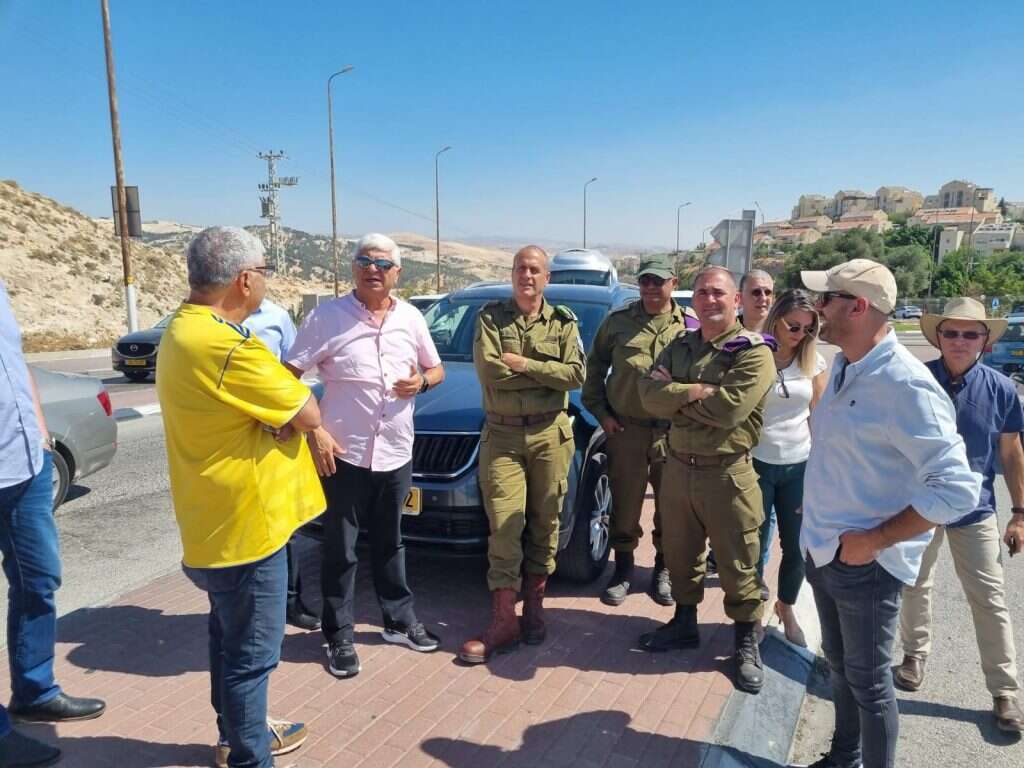 כשריאל והאלוף יהודה פוקס בסיור. | עיריית מעלה אדומים