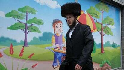 יהודי מחוץ לסופרמרקט כשר בבלגיה. | שאטרסטוק