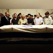 הרמטכ"ל ושר הביטחון עם משפחות רגב וגולדווסר לאחר השבת הגופות. | דובר צה"ל