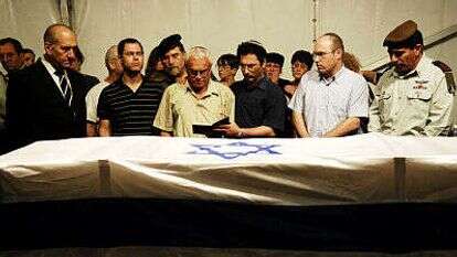 הרמטכ"ל ושר הביטחון עם משפחות רגב וגולדווסר לאחר השבת הגופות. | דובר צה"ל