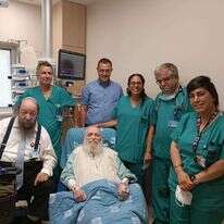 הרב דרוקמן לאחר הצנתור עם הצוות הקרדיולוגי ועם הרב משה קליין, רב המרכז הרפואי הדסה. | דוברות הדסה