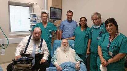 הרב דרוקמן לאחר הצנתור עם הצוות הקרדיולוגי ועם הרב משה קליין, רב המרכז הרפואי הדסה. | דוברות הדסה