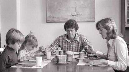 האב־הכומר ש"אותו העריץ נראה לו כעת כמו כתם גולמי של ביזיון". משפחה אמריקנית בשנות השבעים. | גטי אימג'ס