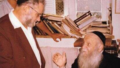 "מאותו הלילה התחלתי ללמוד מחדש את התורה כולה עם המפתח שמסר לי הרב צבי יהודה". הרב יהודא ליאון אשכנזי (מניטו) עם הרב צבי יהודה קוק בשנות החמישים. | באדיבות משפחת באר, מכון מניטו