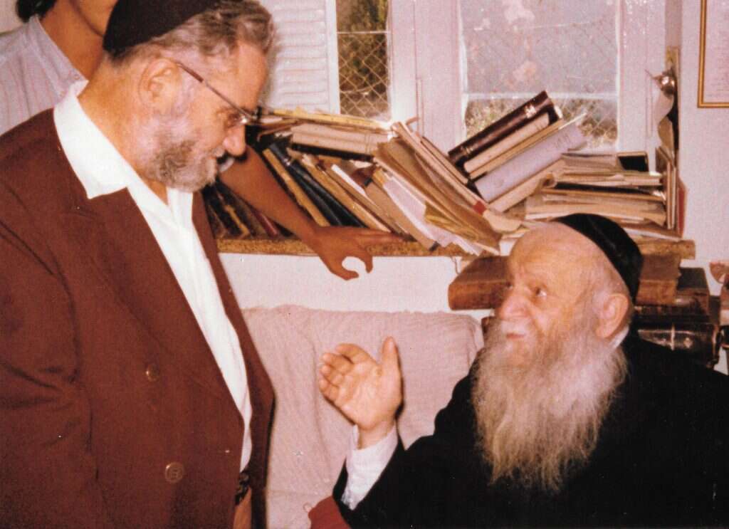 "מאותו הלילה התחלתי ללמוד מחדש את התורה כולה עם המפתח שמסר לי הרב צבי יהודה". הרב יהודא ליאון אשכנזי (מניטו) עם הרב צבי יהודה קוק בשנות החמישים. | באדיבות משפחת באר, מכון מניטו