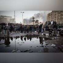 אל־אסוואני, סופר מצרי בולט, היה שותף לתנועת המחאה המצרית. מפגינים בכיכר תחריר, קהיר 2011. | AFP