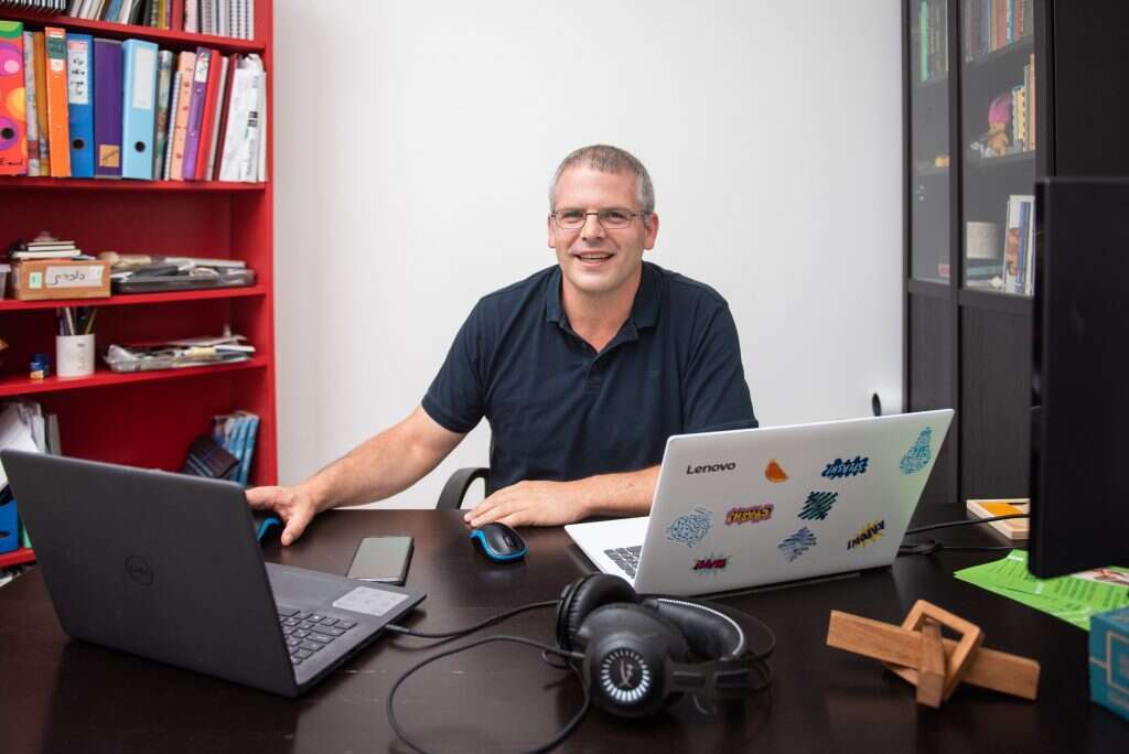 "כמו לתת מים לאדם צמא במדבר". רפל. | אביטל הירש