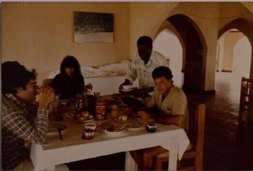 לוחמי המוסד בארוחת בוקר באתר הנופש. | באדיבות המצולם