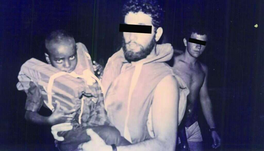 לוחמים במבצע חילוץ. | מתוך הספר