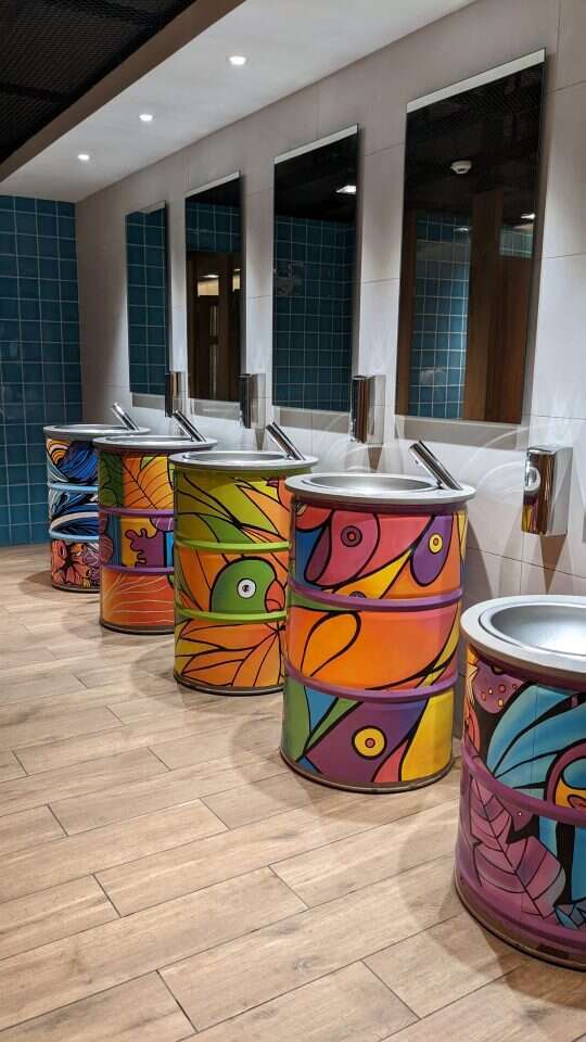 אפילו השירותים בקניון חמודים. | רינה נקונצ'ני