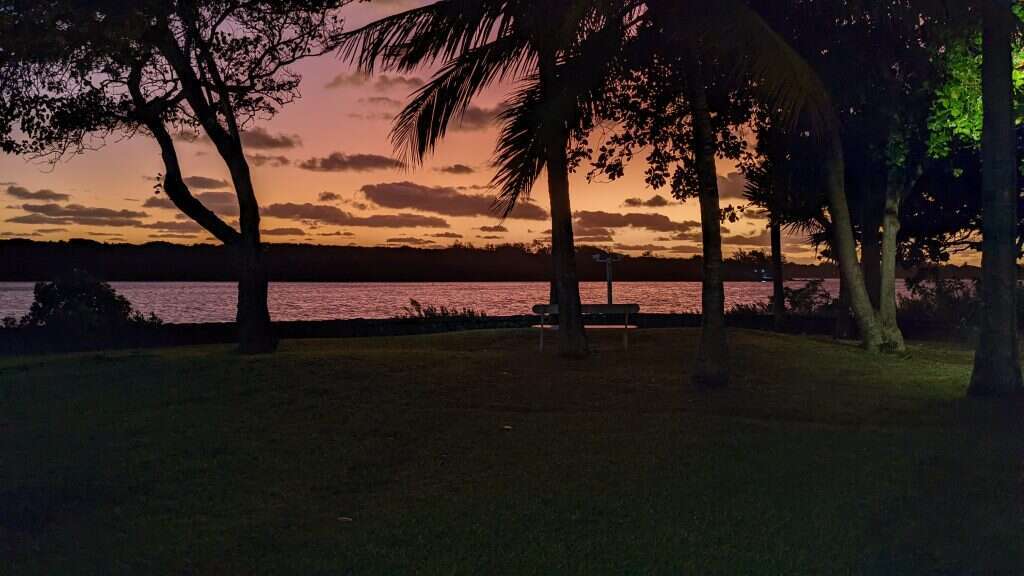 זריחה בחוץ המזרחי. | רינה נקונצ'ני