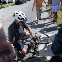 ביידן ברגע הנפילה מאופניו. | AFP ביידן ברגע הנפילה מאופניו. | AFP