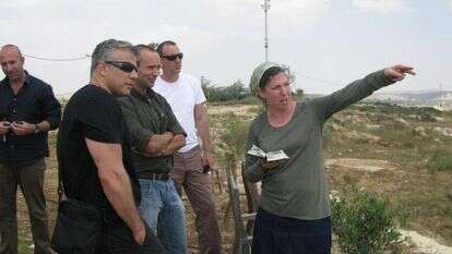 בנט (כמנכ"ל מועצת יש"ע) ולפיד (כעיתונאי) בביקור בשכונת היובל בעלי שבשומרון, 2010 | דוברות יש"ע בנט (כמנכ"ל מועצת יש"ע) ולפיד (כעיתונאי) בביקור בשכונת היובל בעלי שבשומרון, 2010 | דוברות יש"ע