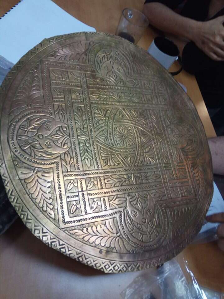 מגן מעוטר שנמצא בארכיון. בחריתה בשוליים נכתב: "שמעון שנת אחת האר אבית המקום הקדוש בי האר אבית תשמור ילהים על האר אבית שמור שמור שמור". ממצאים באדיבות ד"ר יצחק אשל