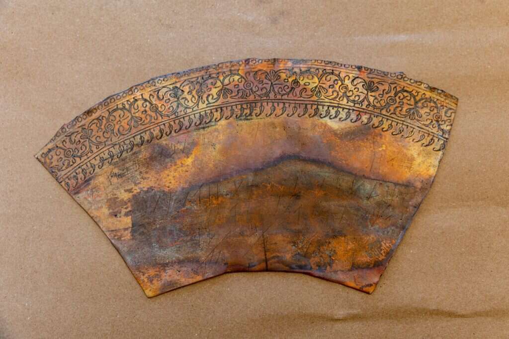 חריתת מתכת, לוח בגודל 32.8 על 17.3 ס"מ: "אני הליל בן גריס וי שמעון בן קוזיבא [ה]יחלתנו ל[ה]לחי[ם] על האר הבית שמעון ψψע (שמעון), הליל  השל (הלל) {עיר} נח]ו[שת". ממצאים באדיבות ד"ר יצחק אשל