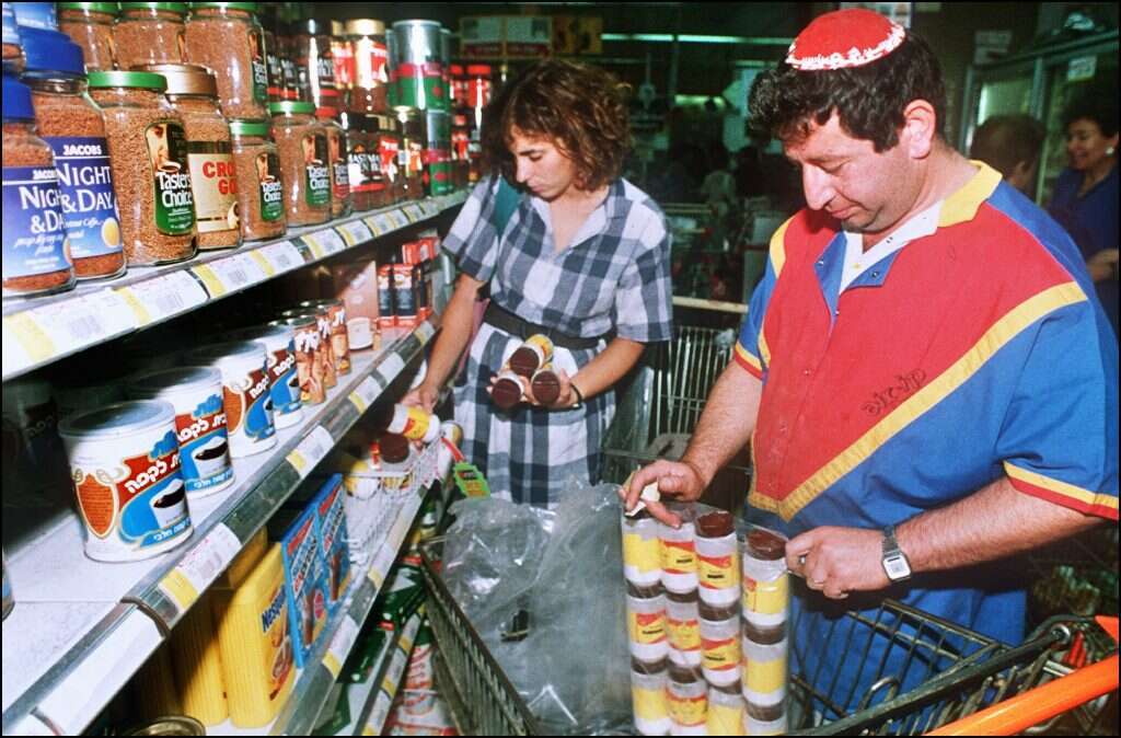 מדינה פחות מפותחת". עולים במכולת. | AFP מדינה פחות מפותחת". עולים במכולת. | AFP