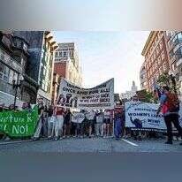 מפגינים בארה"ב נגד החלטת בית המשפט בנושא ההפלות. | AFP