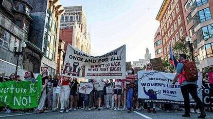מפגינים בארה"ב נגד החלטת בית המשפט בנושא ההפלות. | AFP