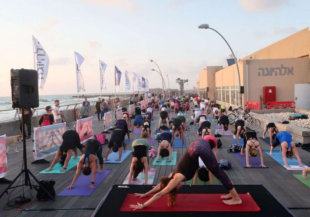 יוגה בזריחה במסגרת אירועי לילה לבן. | עינת גור-ארי