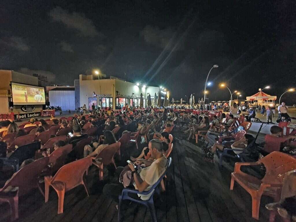 הקרנת סרטי ילדים מדובבים על מסך ענק בנמל תל אביב. | אסנת לוי