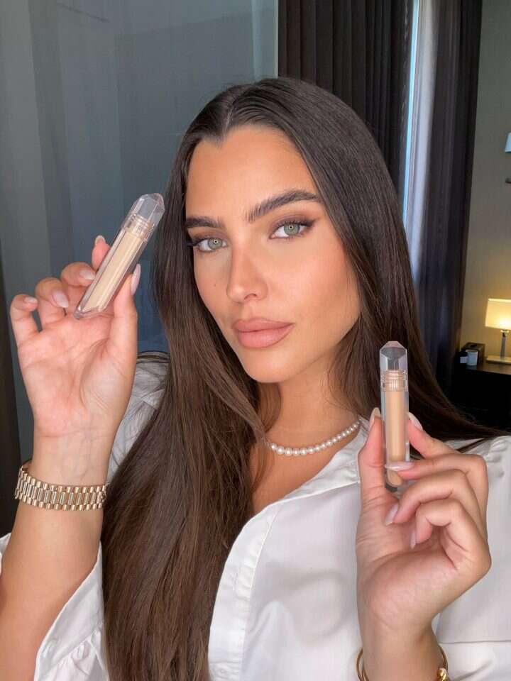 קונסילר והארה של מור. | יחצ