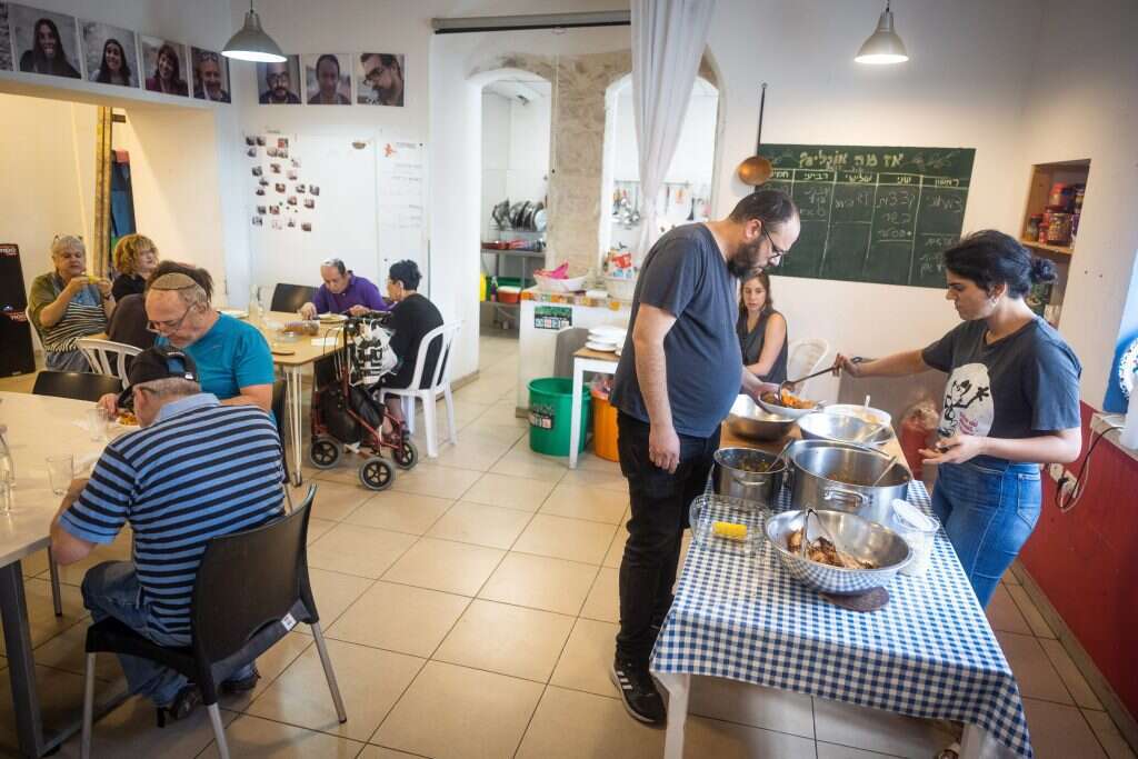 חדר האוכל של הקלאבהאוס בירושלים. | יונתן זינדל, פלאש 90
