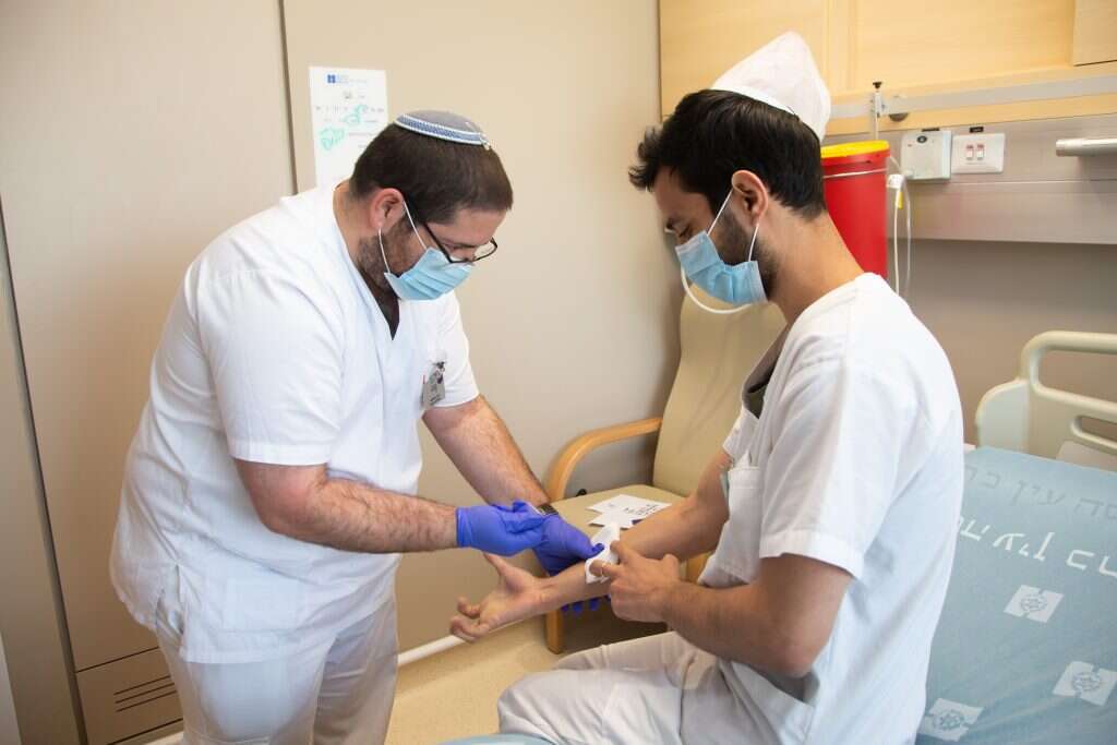 עלייה בשיעור הגברים הלומדים סיעוד. בוגרי המרכז האקדמי לב. | מיכאל ארנבורג