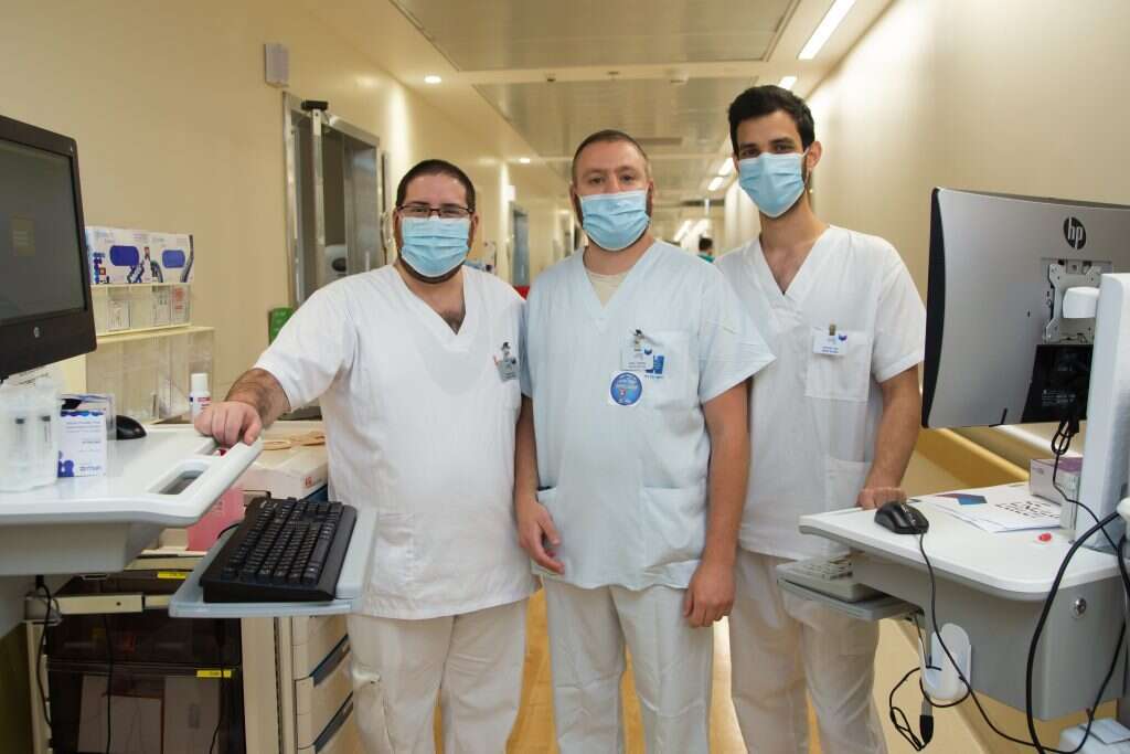 מימין: יקיר טרבלסי, נתנאל אוזן ויונה סטופלר. בוגרי המרכז האקדמי לב. | מיכאל ארנבורג