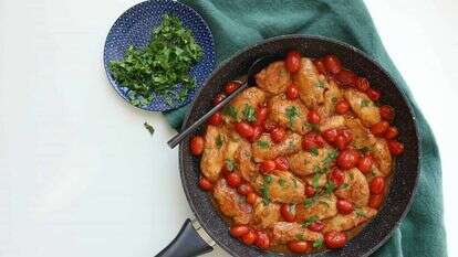 עוף מעושן עם עגבניות. | אפרת ליכטנשטט