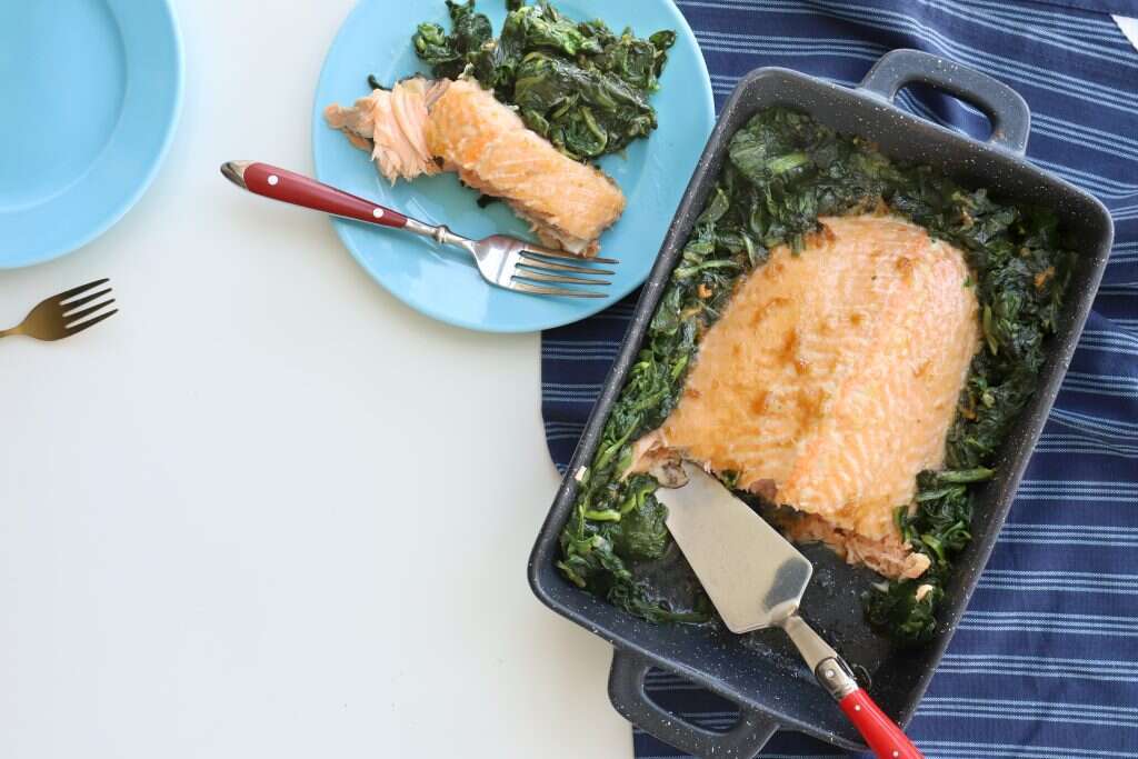 סלמון ותרד ברוטב מעושן. | אפרת ליכטנשטט