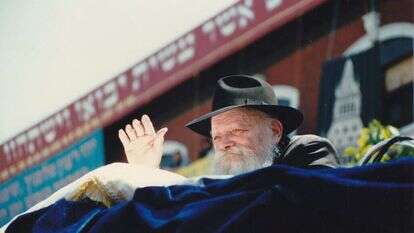 תפקיד המשיח הוא לגלות את עינינו לכך שהכול אחד: "הבורא הוא אני". הרבי מלובביץ', 1987. | מרדכי ברון