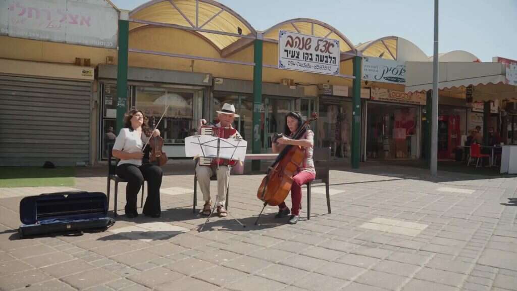 "אדם עלול לחשוב שתושב קריית־מלאכי בא ממקום נחות, והתפקיד לא מתאים לו".. מתוך הסרט. | מתוך הסרט "אדם עלול לחשוב שתושב קריית־מלאכי בא ממקום נחות, והתפקיד לא מתאים לו".. מתוך הסרט. | מתוך הסרט