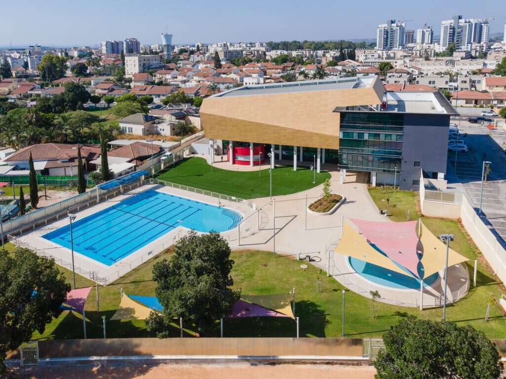 בסרט שרים: "הכול מחניק פה". בריכת השחייה העירונית. | לירון מולדובן בסרט שרים: "הכול מחניק פה". בריכת השחייה העירונית. | לירון מולדובן