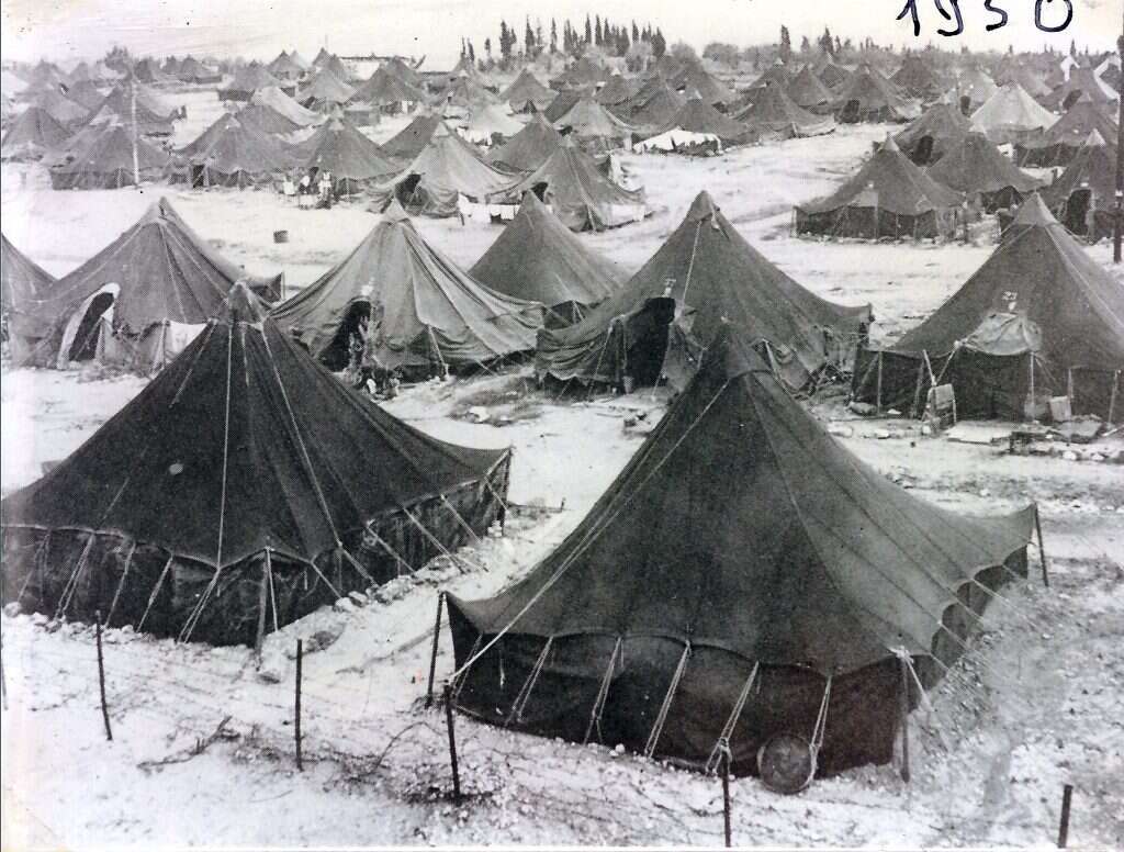"פעם קריית־מלאכי נראתה כמו עיר מפוספסת במרכז הארץ". מעברת קסטינה בשנות החמישים. | ארכיון פרטי, עזרא מורד "פעם קריית־מלאכי נראתה כמו עיר מפוספסת במרכז הארץ". מעברת קסטינה בשנות החמישים. | ארכיון פרטי, עזרא מורד
