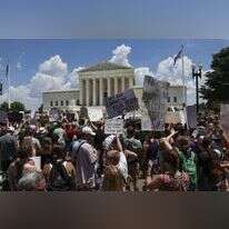מפגינים מחוץ לבית המשפט העליון בוושינגטון, בשבוע שעבר. | AFP
