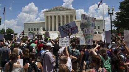 מפגינים מחוץ לבית המשפט העליון בוושינגטון, בשבוע שעבר. | AFP