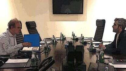 ראש צוות המו"מ האיראני עלי באקרי־כני (מימין) עם השליח מטעם האיחוד האירופי אנריקו מורה בשיחות הגרעין בקטאר, השבוע. | AFP