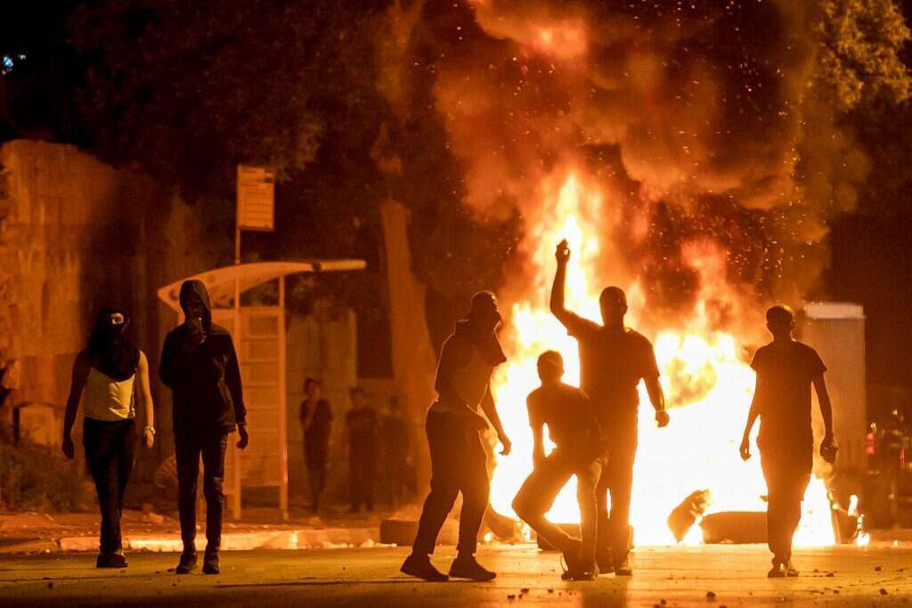"לא נהיה בכל מקום ובכל זמן במהירות הכי גדולה, אבל היום אנחנו ערוכים טוב יותר". אש ברחובות רמלה בפרעות תשפ"א. | יוסי אלוני, פלאש 90