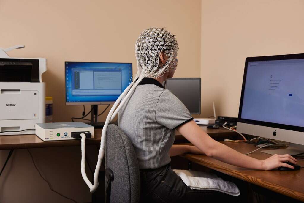 התקווה החדשה למחלות ניווניות? טכנאית בודקת את גלי המוח בזמן ערות. | Leah Nash, Washington Post