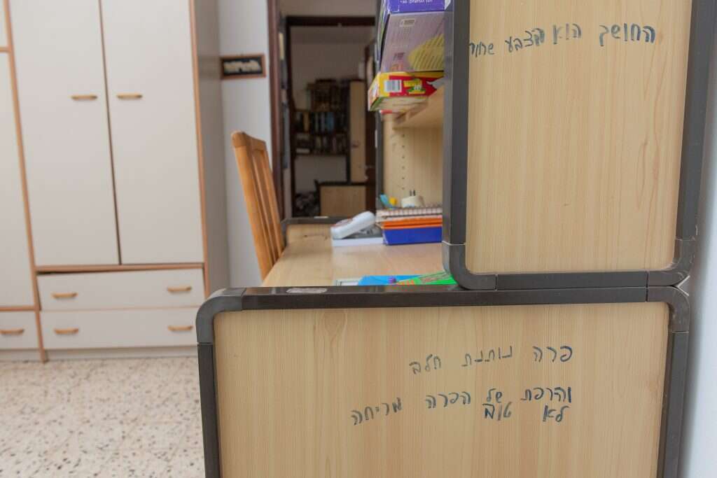 הכול נראה כמו שהיה כשהוא חי פה. כתובות ורשימות של אריאל. | שריה דיאמנט