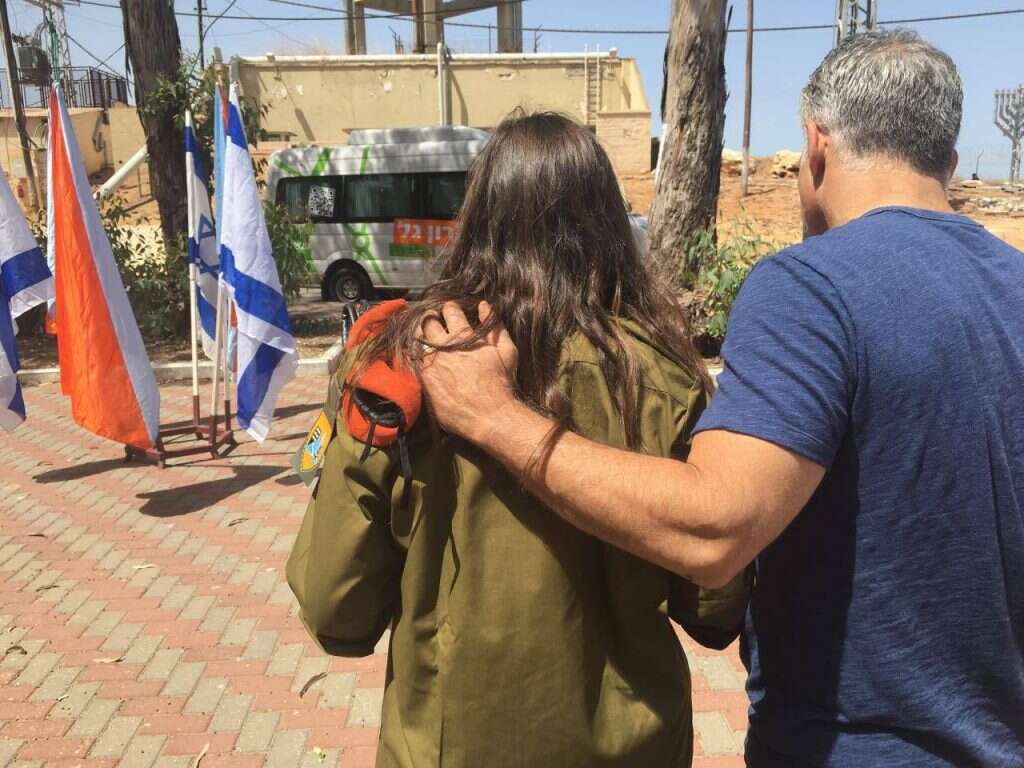 כבר תיקן כמה דברים בנושא. יאיר לפיד ובתו. | מתוך עמוד הפייסבוק של יאיר לפיד