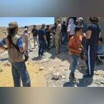 הקצין הקנדי בביקור בנקודת ההתישבות הבלתי חוקית פלסטינית. | רגבים