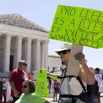 הפגנה בעד הזכות להפיל ליד בית המשפט העליון בוושינגטון. | EPA