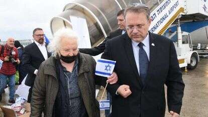 חגואל בנתב"ג עם עולה מאוקראינה. | יוסי זליגר