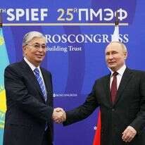 נשיא רוסיה לוחץ ידיים עם מקבילו הקזחי קאסם-ג'ומארט טוקאייב במהלך פגישתם בפורום הכלכלי הבינלאומי של סנט פטרסבורג. | AFP