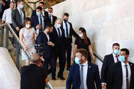 הילה ניסן פרידמן ונפתלי בנט על מדרגות הכנסת. | אריאל זנדברג